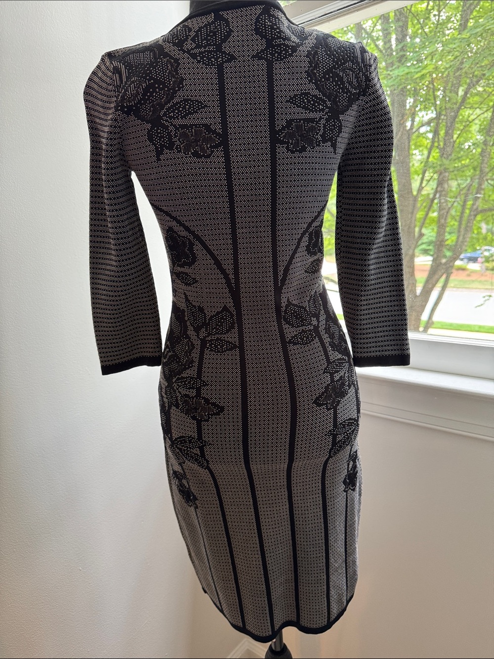 Elegant Black and Gray Floral Knit Dress - Picture 5 of 10
